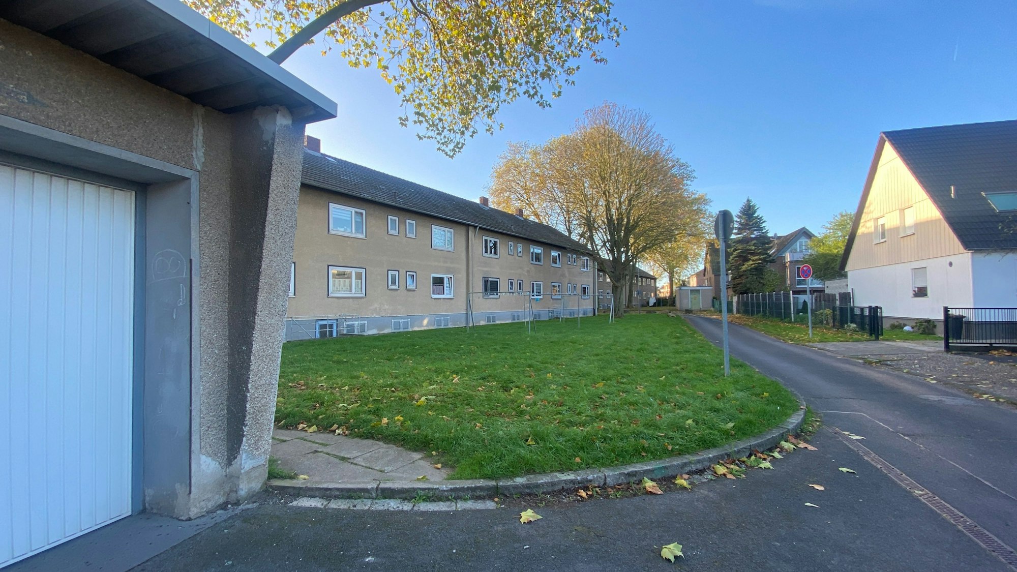 Andrea Radermacher wohnt seit zehn Jahren in einem der GAG Objekte in der Kölner Rilkestraße. Radermacher steht vor ihrer Haustür. An der Haustür hängt ein Aushang mit der Aufforderung, der Mieterhöhung nicht zuzustimmen.