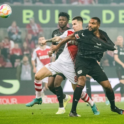 Denis Huseinbasic im Zweikampf mit Leverkusens Jonathan Tah.