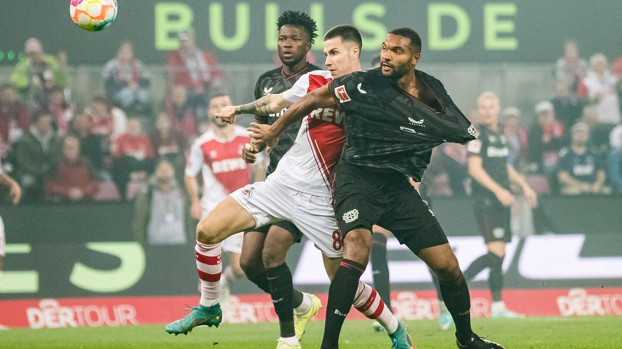 Denis Huseinbasic im Zweikampf mit Leverkusens Jonathan Tah.