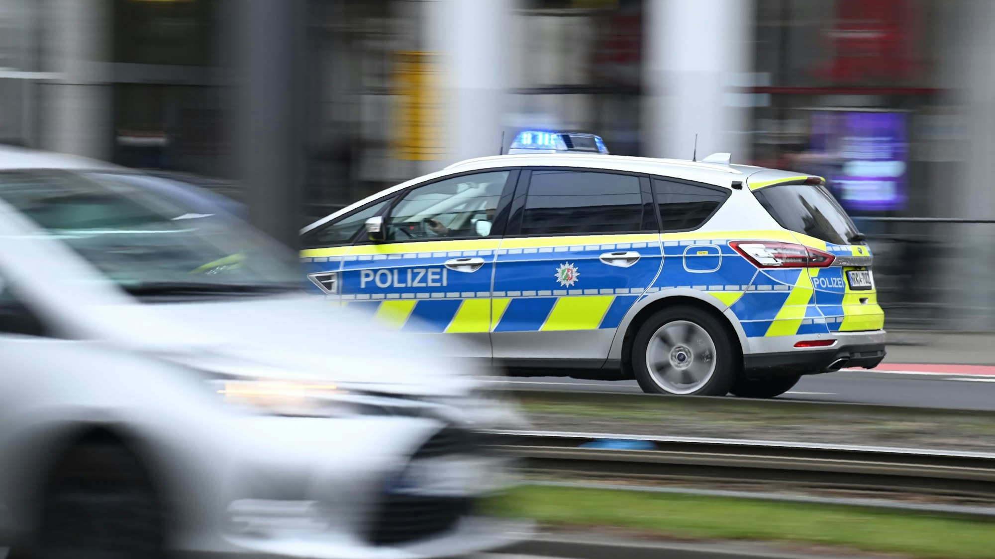 Die Seniorin wurde Montagmorgen von einem Rennradfahrer erfasst. (Symbolbild)