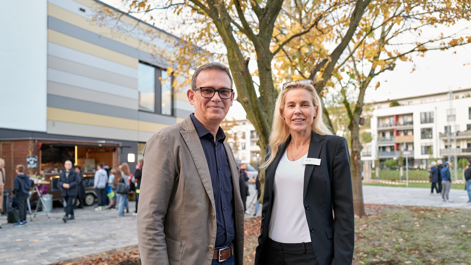 Eröffnungsfeier der Cologne International School, ehemals Internationale Friedensschule. Der Architekt der Schule, Dipl.-Ing. Martin Honak mit der Geschäftsführerin der Schule, Katharina Kren auf dem zentralen Pausenhof vor dem alten Baumbestand.