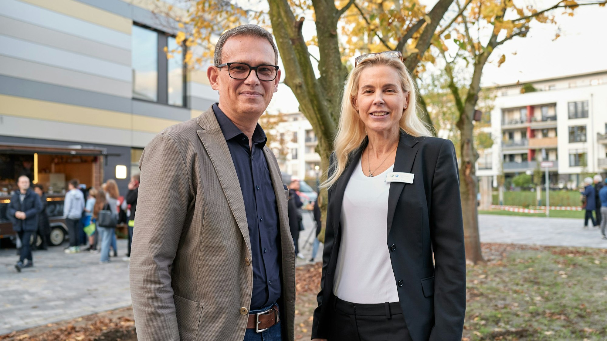 Eröffnungsfeier der Cologne International School, ehemals Internationale Friedensschule. Der Architekt der Schule, Dipl.-Ing. Martin Honak mit der Geschäftsführerin der Schule, Katharina Kren auf dem zentralen Pausenhof vor dem alten Baumbestand.