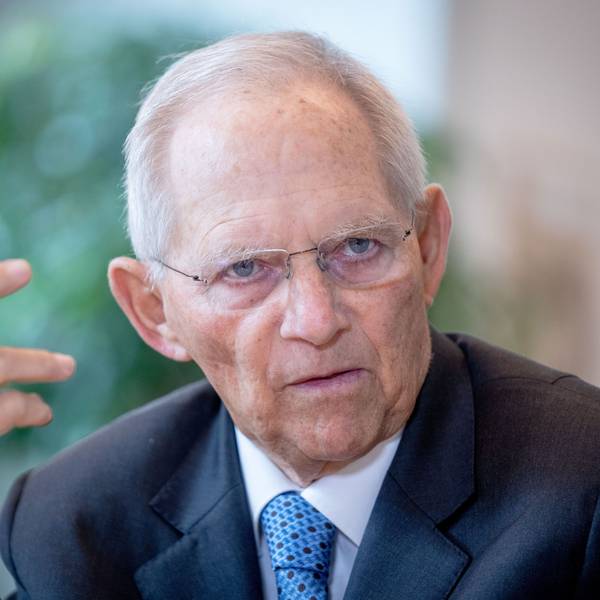 Wolfgang Schäuble (CDU), damaliger Bundestagspräsident, spricht in einem Interview mit einem Journalisten der Deutschen Presse-Agentur in seinem Büro im Bundestag.