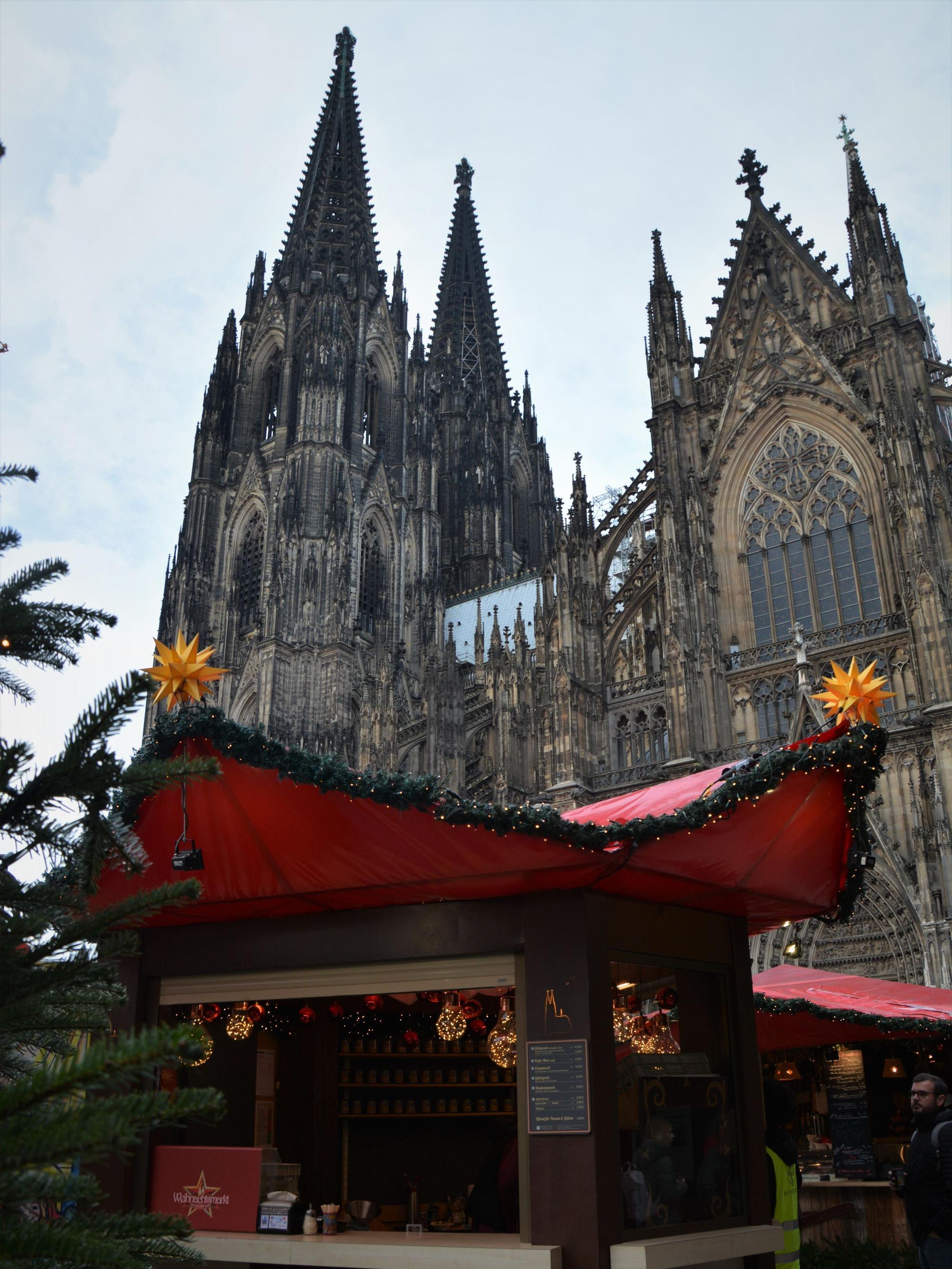 Ein Glühweinstand auf dem Weihnachtsmarkt am Dom.