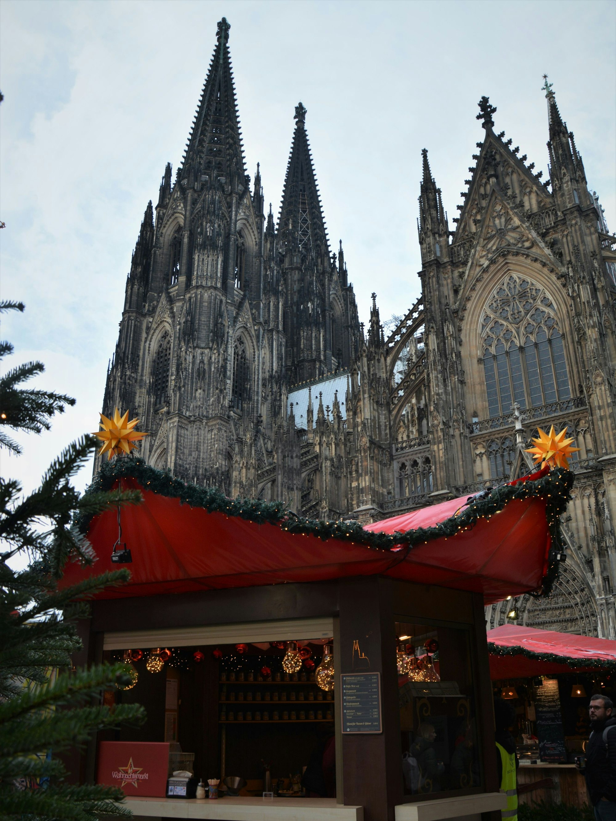 Ein Glühweinstand auf dem Weihnachtsmarkt am Dom.