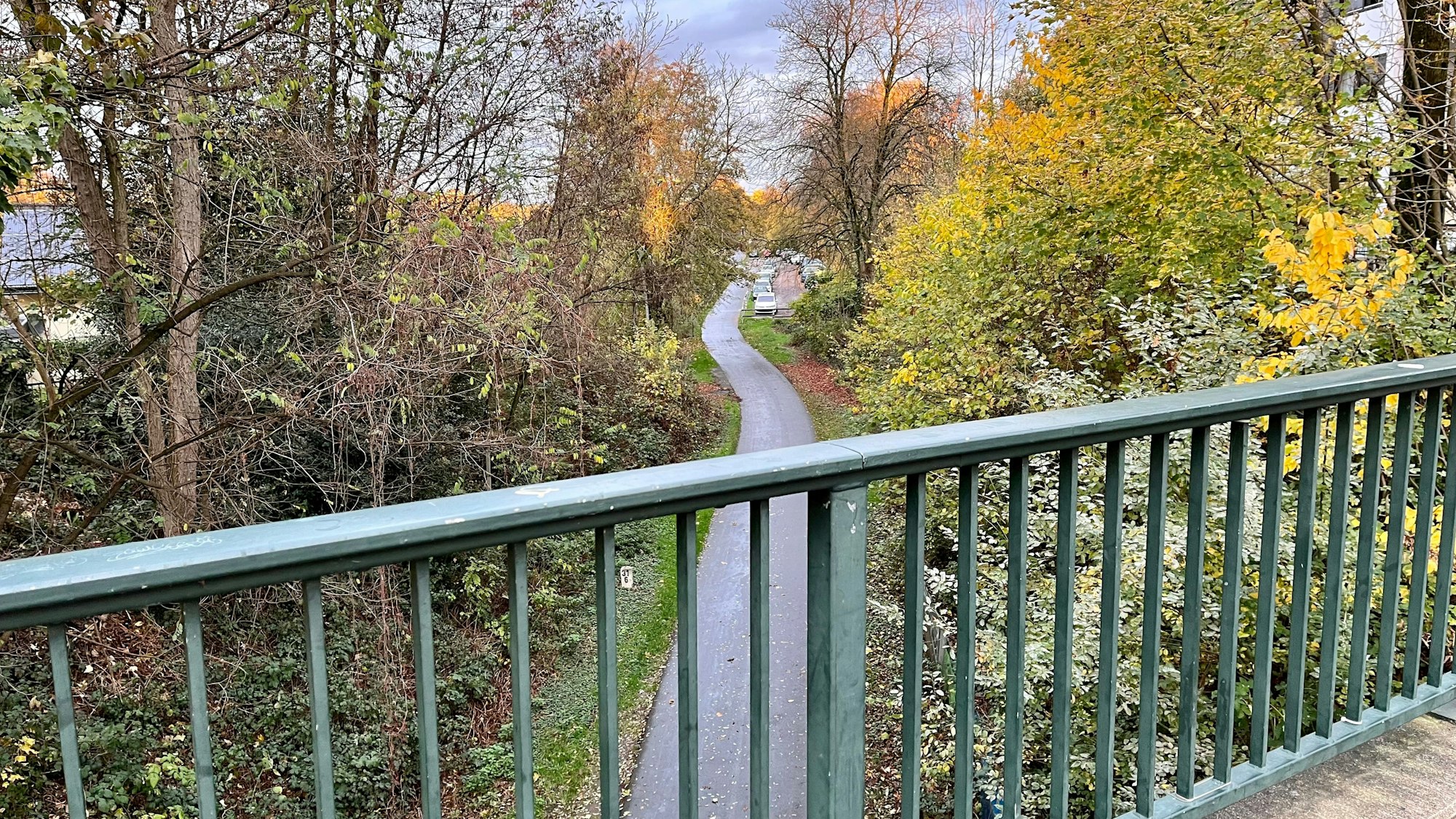 Blick auf die Balkantrasse auf Höhe der Montanusstraße in Burscheid im Herbst 2022