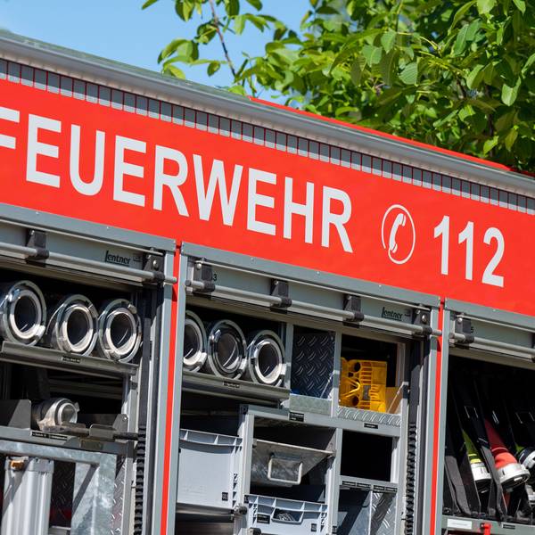 Ein Ausschnitt eines Einsatzfahrzeugs der Feuerwehr mit der Aufschrift „Feuerwehr 112“.