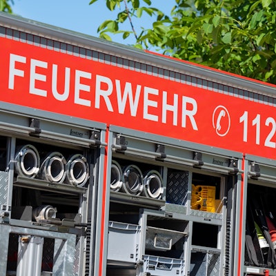 Ein Ausschnitt eines Einsatzfahrzeugs der Feuerwehr mit der Aufschrift „Feuerwehr 112“.