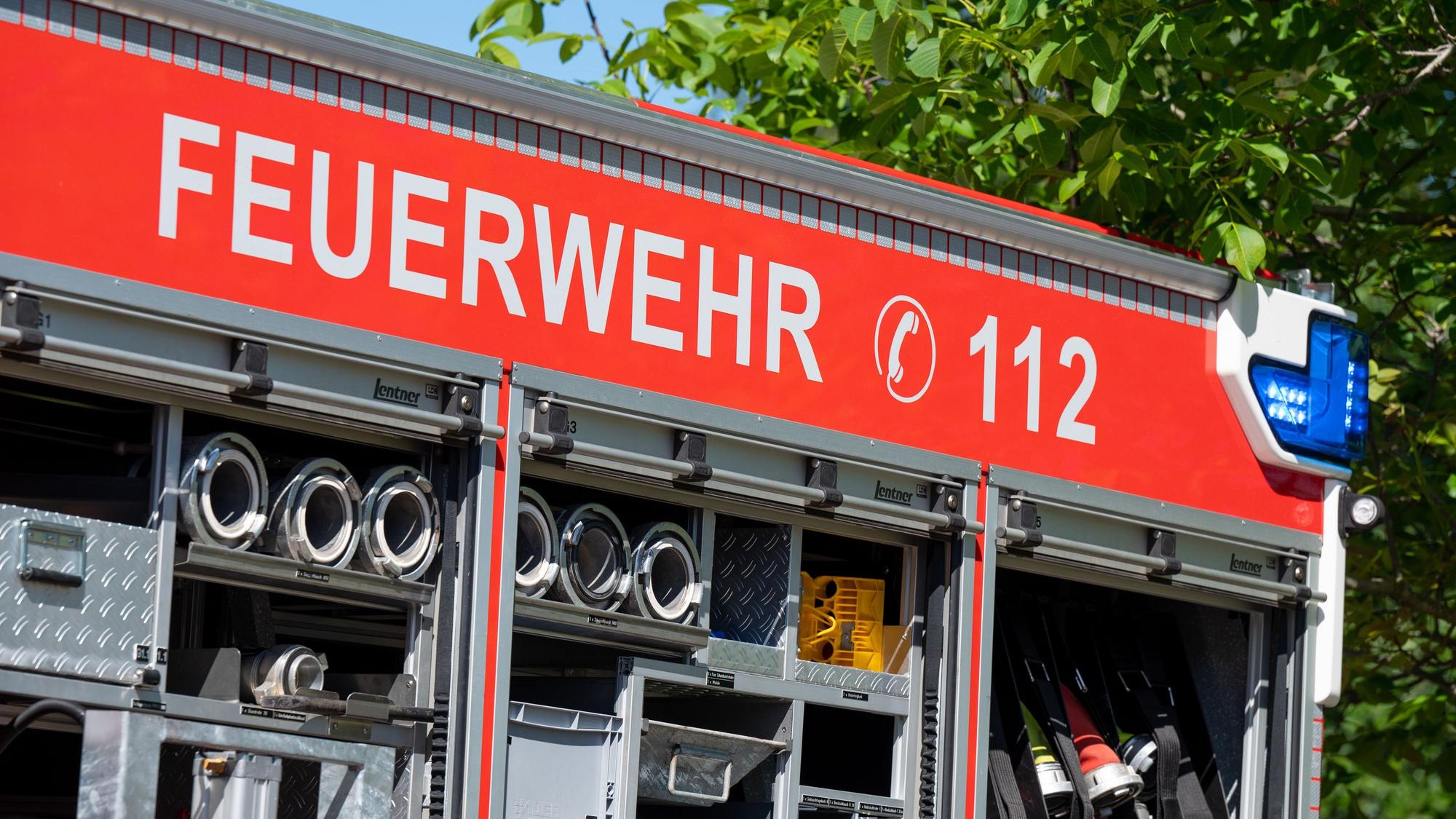 Ein Feuerwehrauto steht offen, die Ausrüstung ist zu sehen.