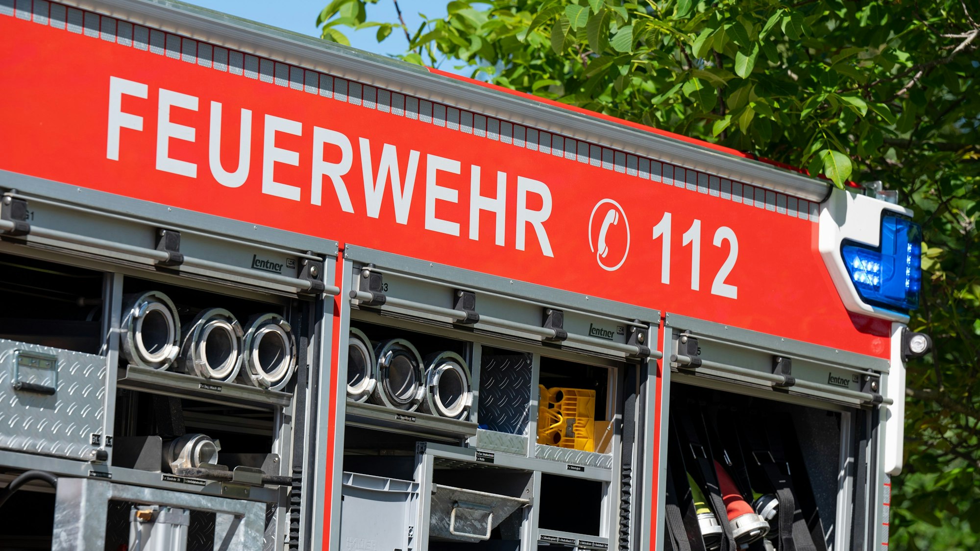 Ein Feuerwehrauto steht offen, die Ausrüstung ist zu sehen.