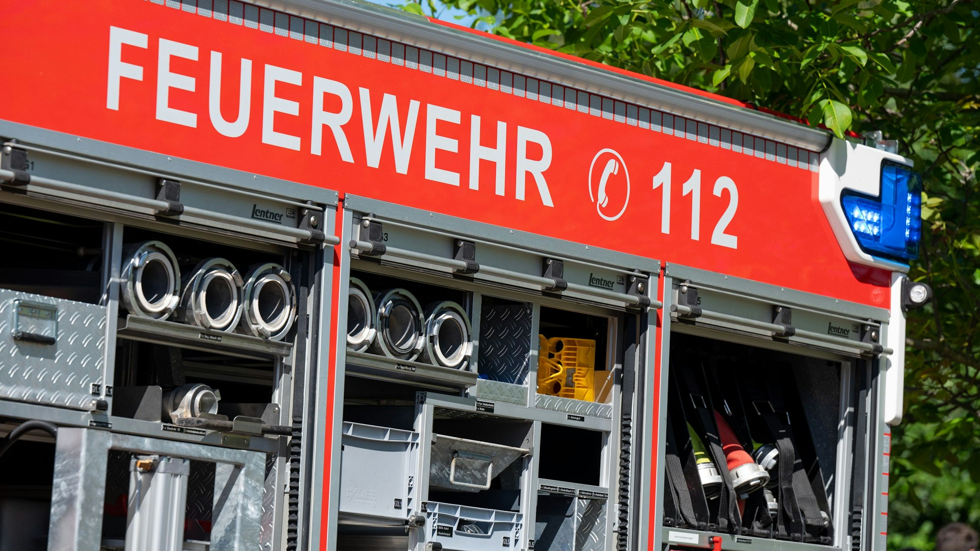 Ein Ausschnitt eines Einsatzfahrzeugs der Feuerwehr mit der Aufschrift „Feuerwehr 112“.
