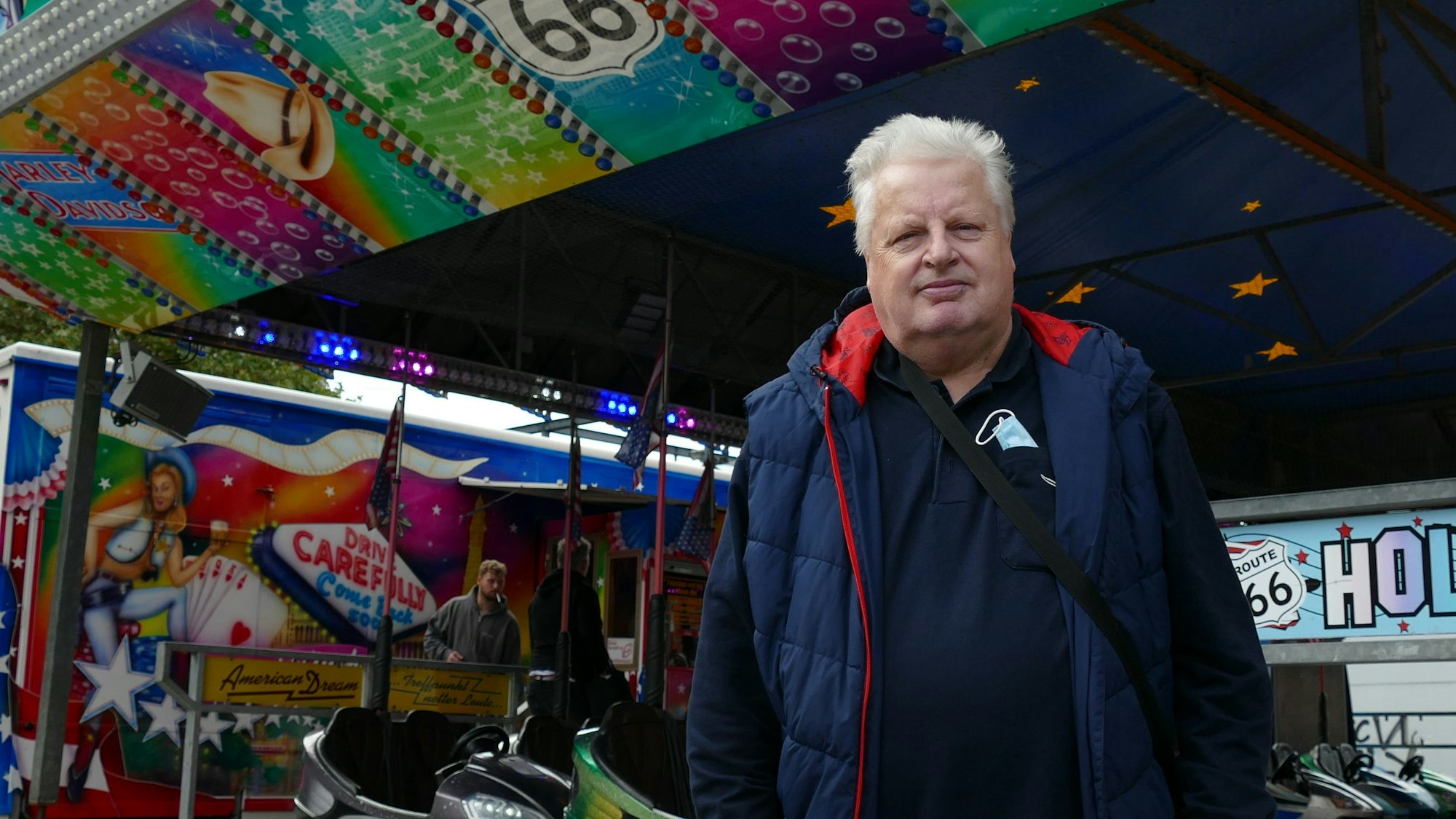 Werner Goebel vor dem Autoscooter, der bei der vergangenen Kirmes auf dem Wiener Platz stand.