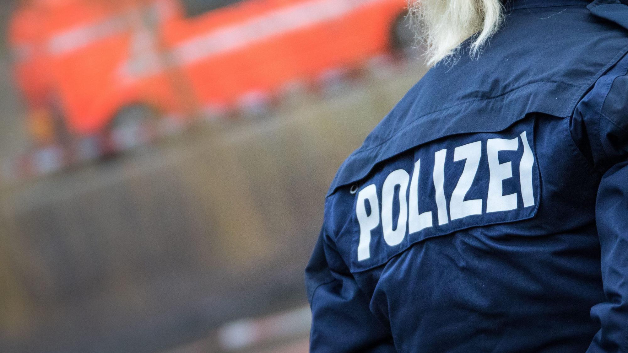 Polizisten sollen auf einen wehrlosen Mann mehrfach eingeschlagen haben. (Symbolbild)