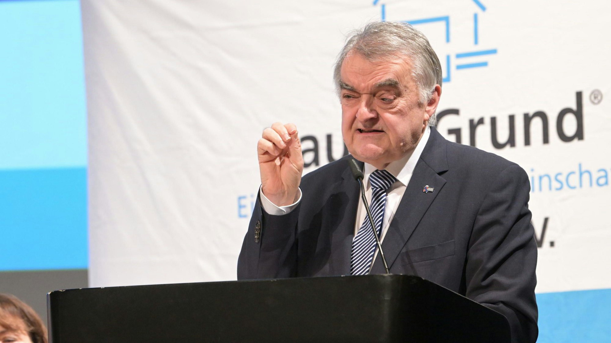 Herbert Reul, NRW-Innenminister, gestikuliert während seiner Rede zu innerer Sicherheit bei der Mitgliederversammlung von Haus und Grund in Bergisch Gladbach.