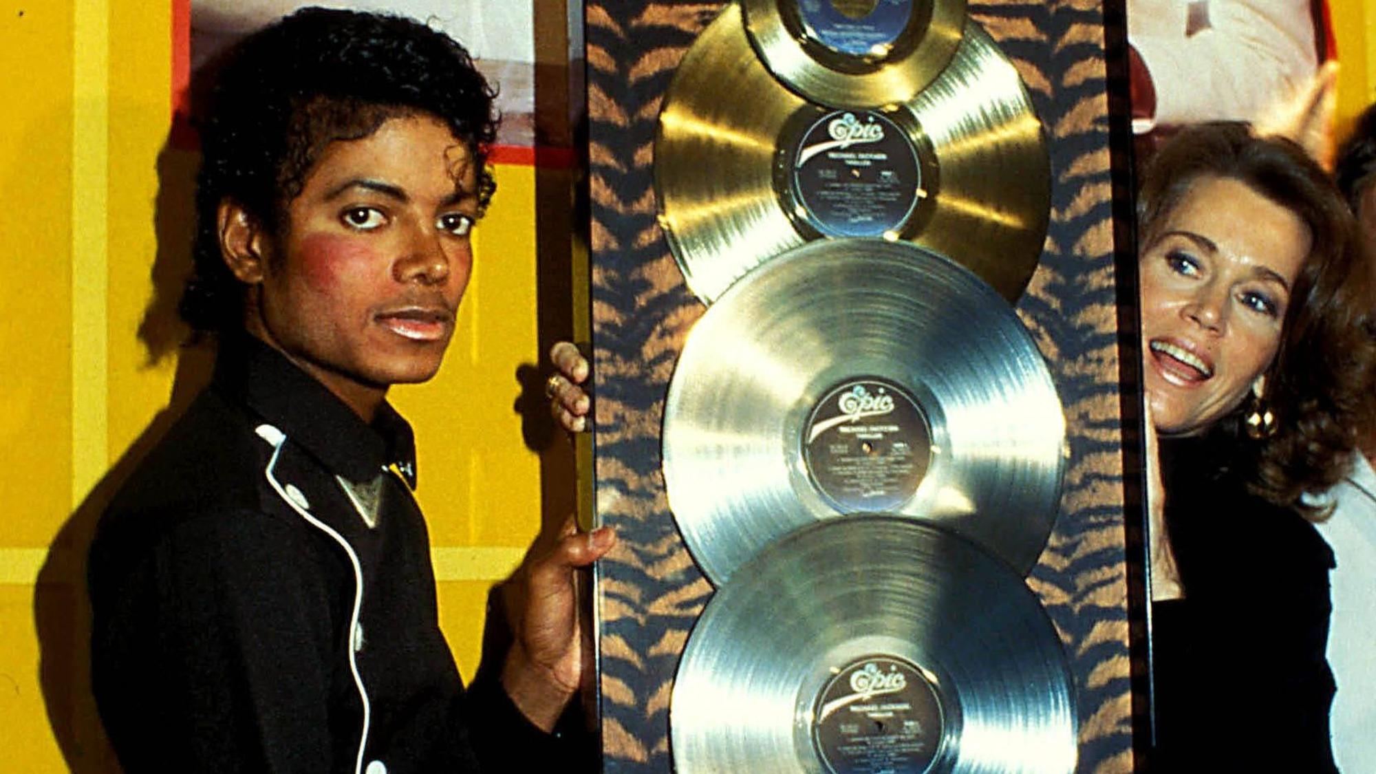 Michael Jackson and Jane Fonda at the Platinum status presentation for his Thriller album on February 25, 1983 1980 PUBLICATIONxNOTxINxUSA Copyright: xRalphxDominguez/MediaPunchx
