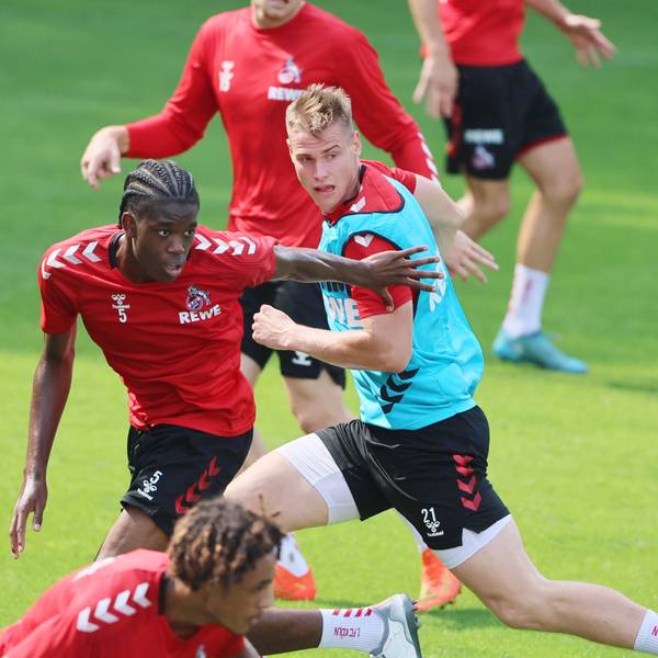 Fußballspieler befinden sich im Zweikampf. Der linke Spieler versucht, seinen Gegenspieler mit dem Arm wegzuschieben.