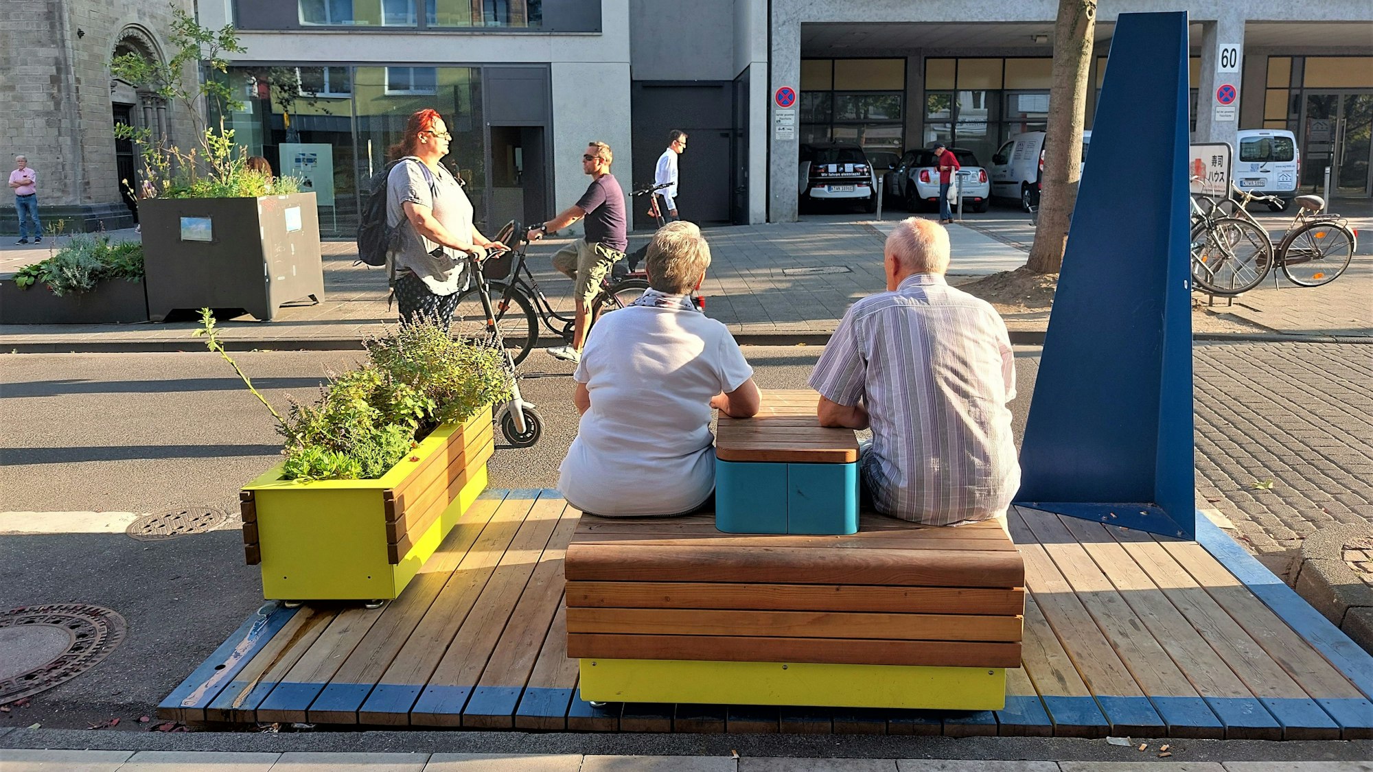 Das Bild zeigt die Sitzmöbel auf der Deutzer Freiheit, als sie autofrei war.