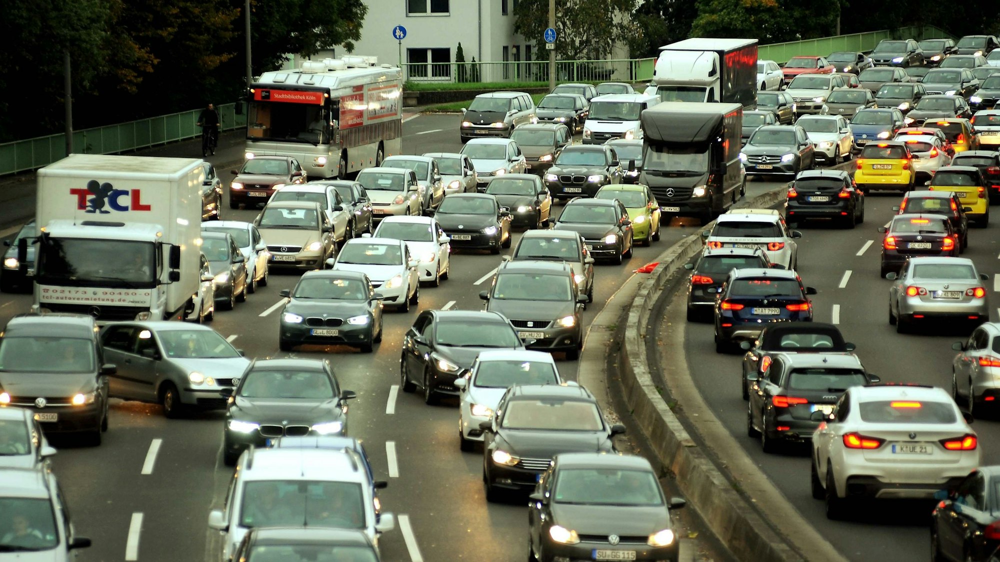 Die Verwaltung lehnte die neue Buslinie aufgrund des hohen Verkehrsaufkommens ab. Die Kölner Zoobrücke ist auf dem Foto komplett voll in Richtung Innere Kanalstraße.
