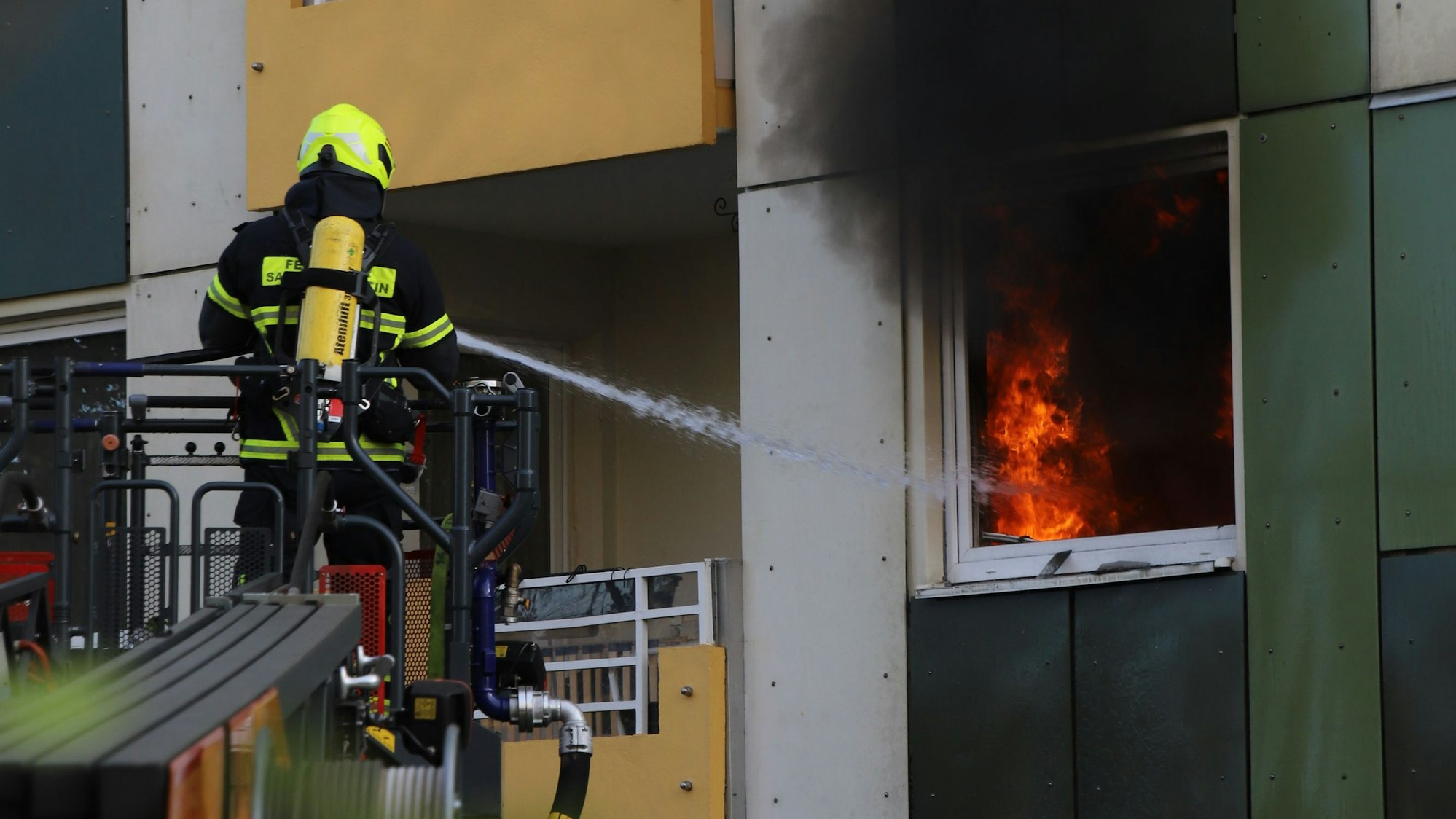 Bei einem Brand im ersten Obergeschoss eines Hochhauses an der Ankerstraße in Sankt Augustin wurden acht Menschen verletzt.