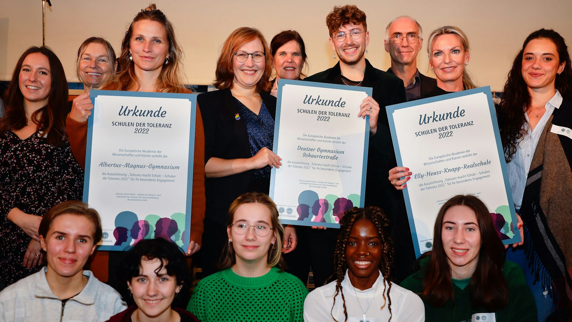 Vertreterinnen und Vertreter der Preisträger-Schulen halten die Urkunde des Toleranz-Preises in die Höhe.