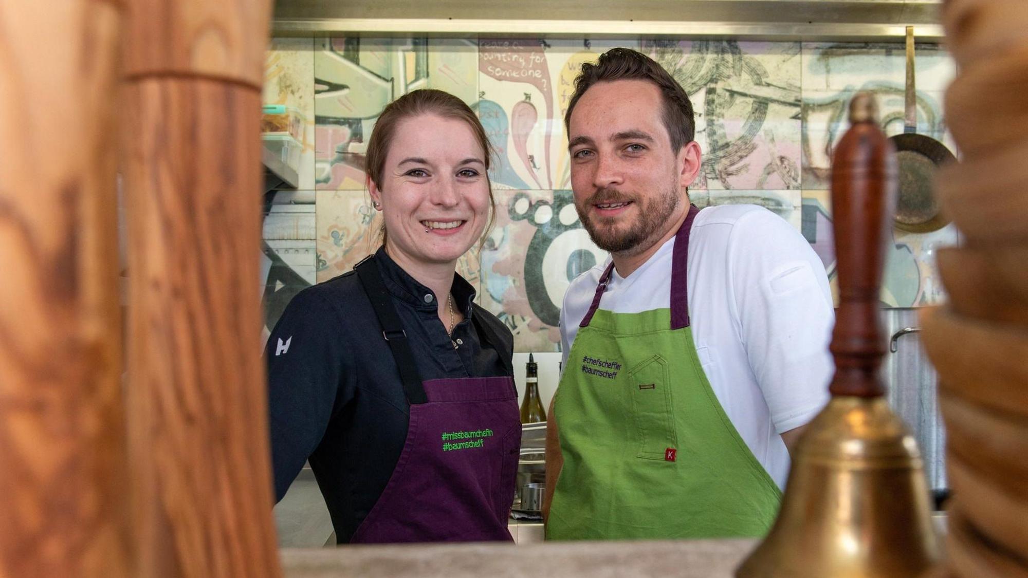 Sonja Baumann und Erik Scheffler stehen im NeoBiota.