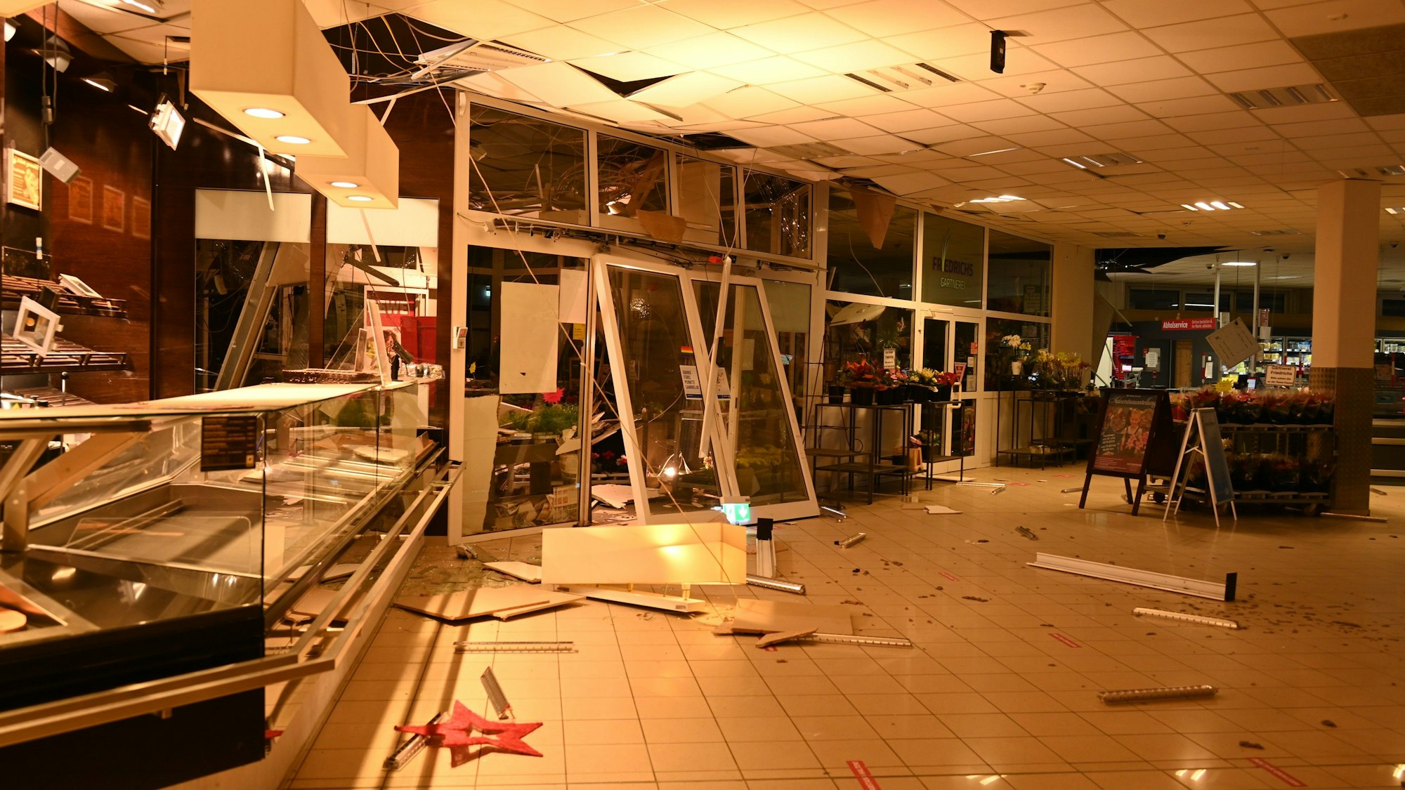 Trümmerteile liegen im Verkaufsraum des Marktes.
