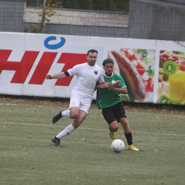 Florian Diehl (links) vom FSV Neunkirchen-Seelscheid hält sich den Bad Honnefer Gegenspieler Muhammet Bayraktar im Zweikampf mit Armeinsatz vom Leib.