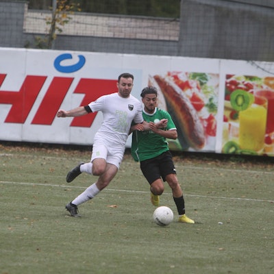Florian Diehl (links) vom FSV Neunkirchen-Seelscheid hält sich den Bad Honnefer Gegenspieler Muhammet Bayraktar im Zweikampf mit Armeinsatz vom Leib.