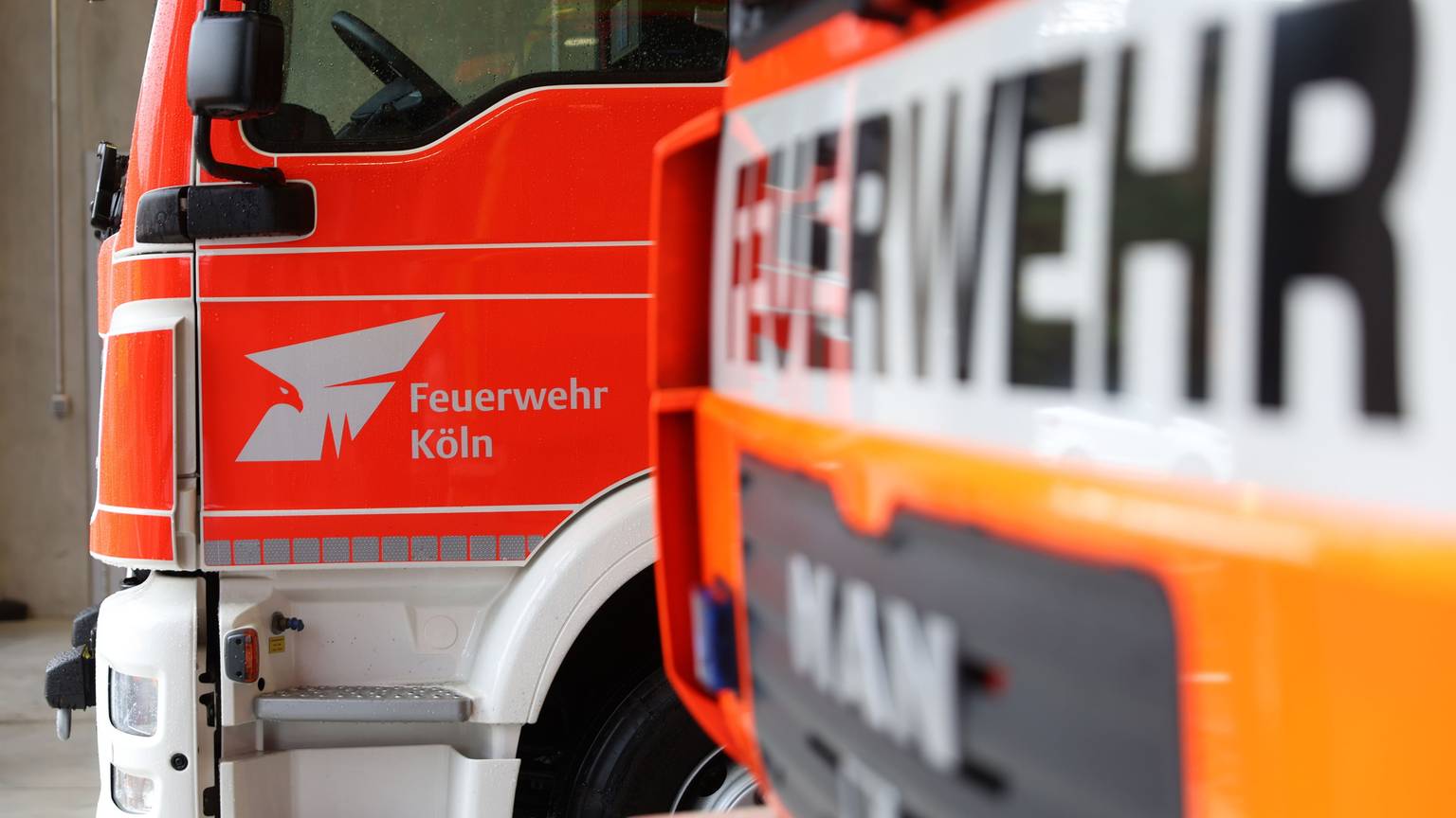 Zwei Feuerwehrwagen stehen nebeneinander.