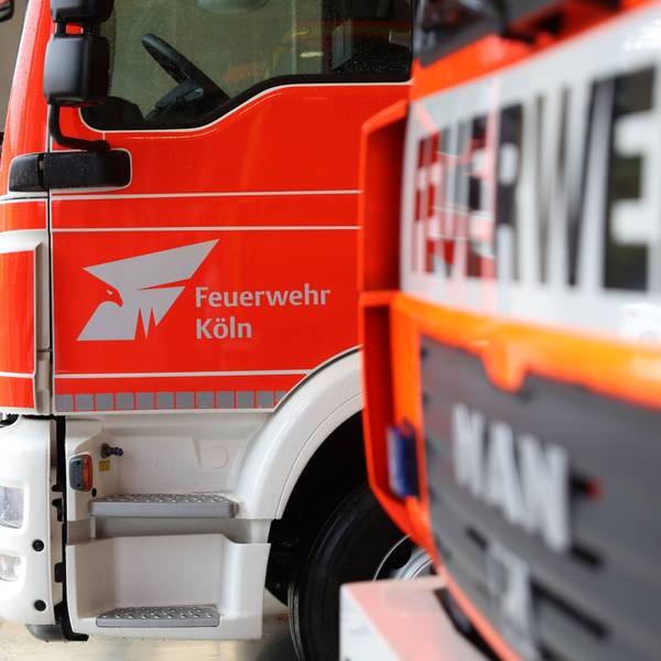 Autos mit Emblem der Feuerwehr Köln