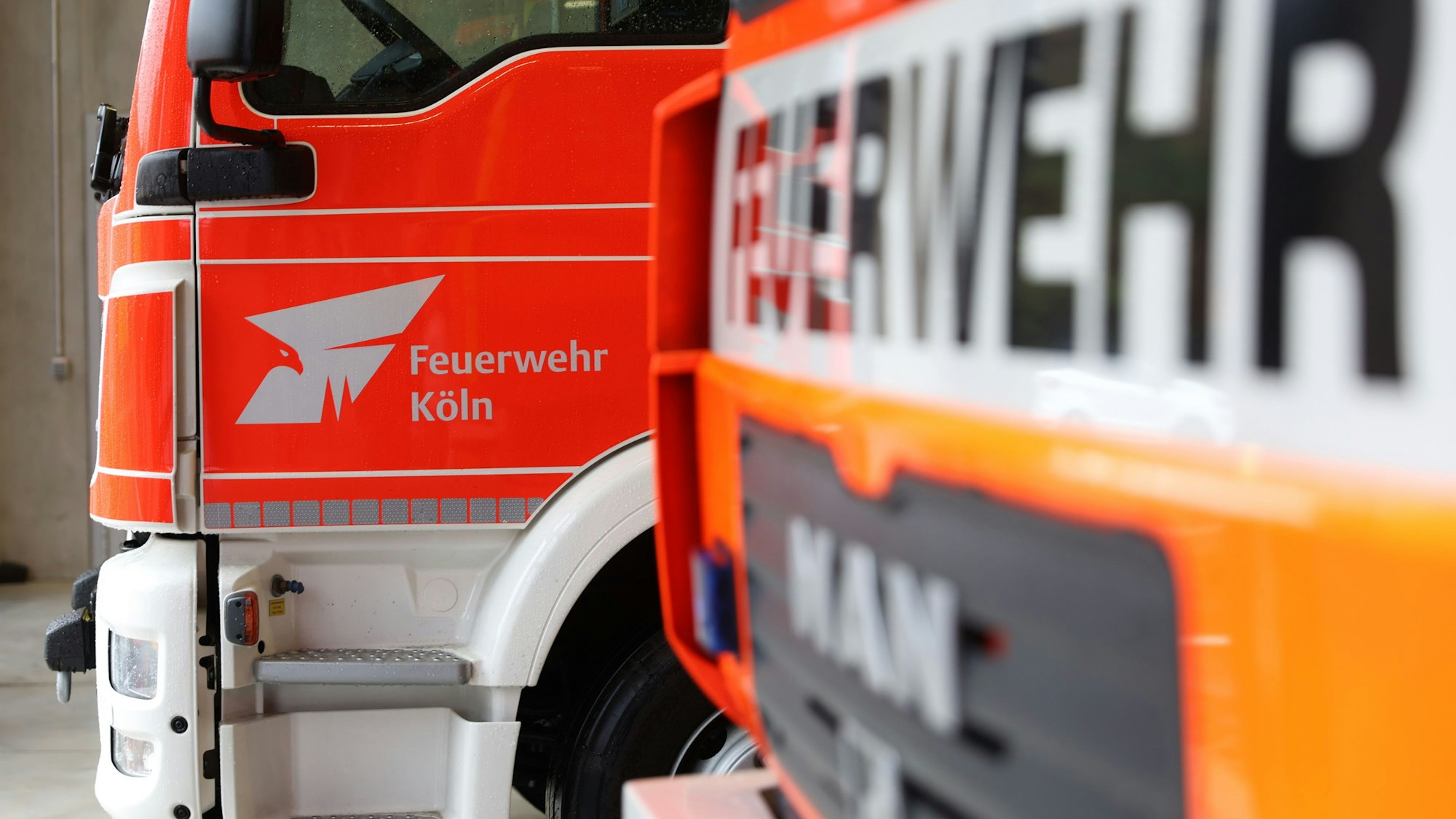 Autos mit Emblem der Feuerwehr Köln