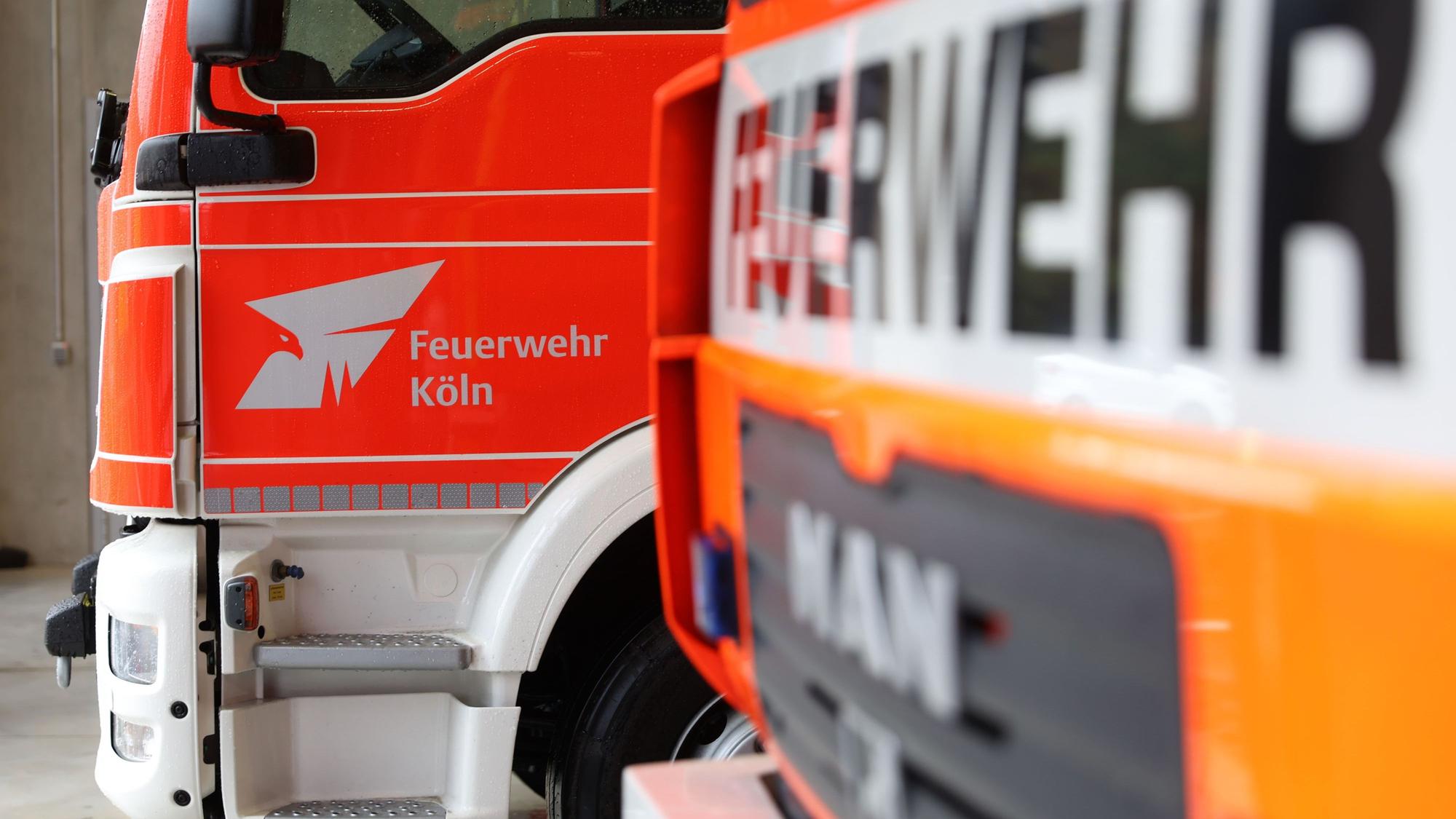 Fahrzeuge der Kölner Feuerwehr. In Köln-Zollstock ist am Donnerstagmorgen (24. August) ein Feuer in einer Wohnung ausgebrochen, eine Person wurde verletzt. (Symbolbild)