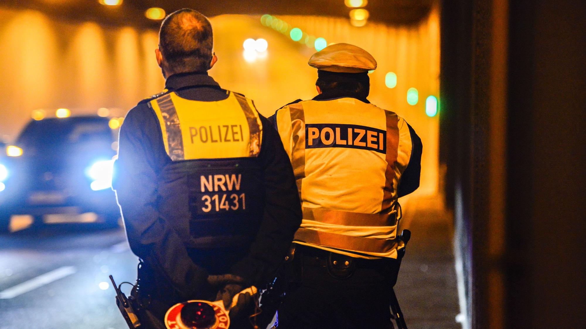 Polizei bei einer Geschwindigkeitskontrolle am Rheinufertunnel in Köln (Symbolfoto)