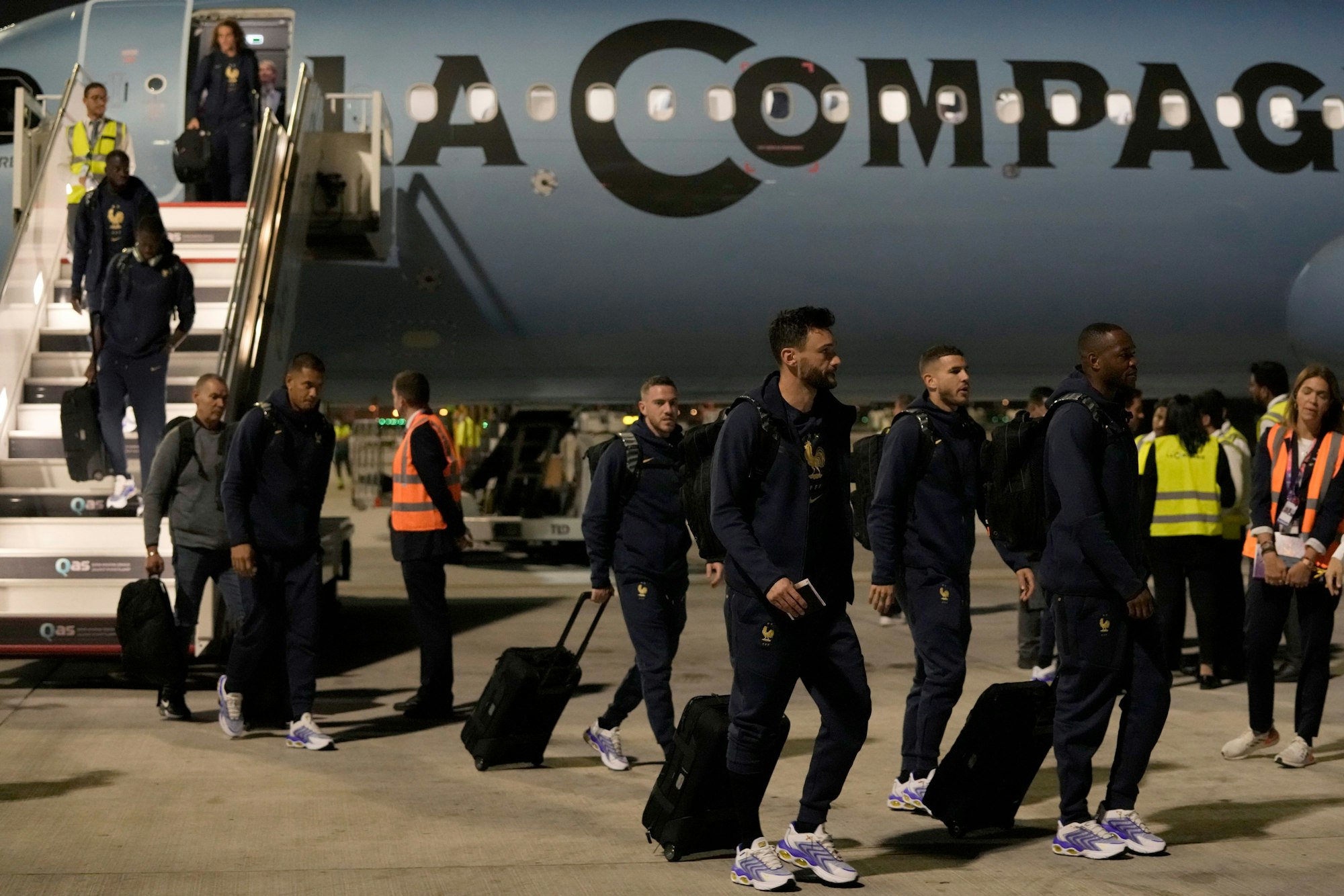 Hugo Lloris und die französische Nationalmannschaft landen in Doha, Katar.