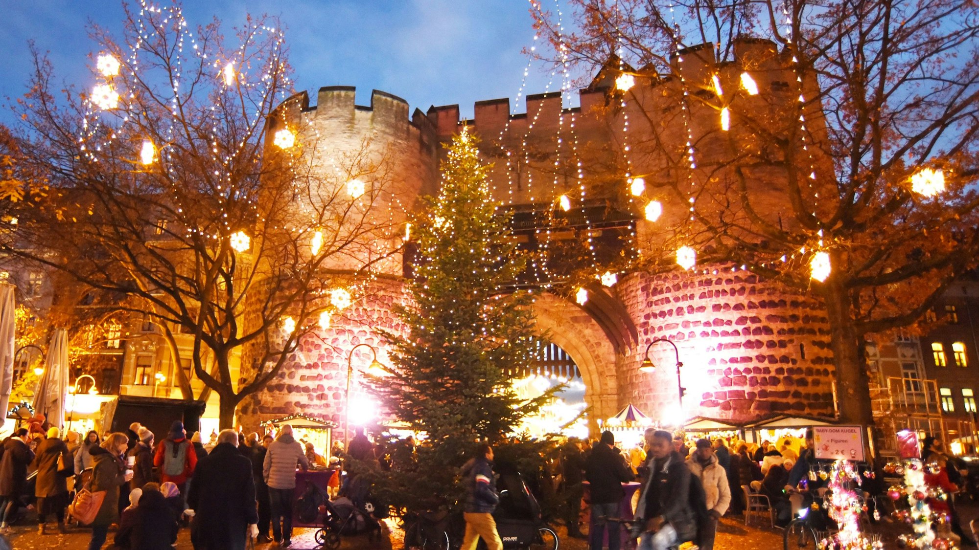 Festlich erleuchtete Eigelsteintorburg zur Weihnachtszeit in Köln.