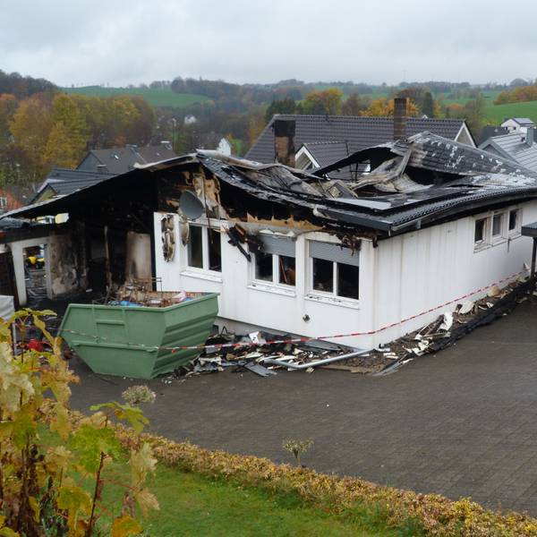 Trauriger Anblick: Das Fertighaus aus den 1970er Jahren ist nur noch eine Brandruine.