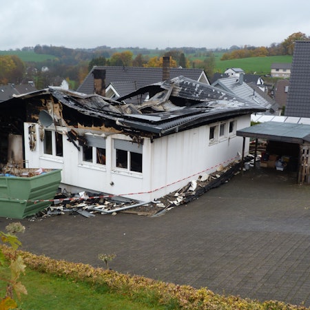Trauriger Anblick: Das Fertighaus aus den 1970er Jahren ist nur noch eine Brandruine.