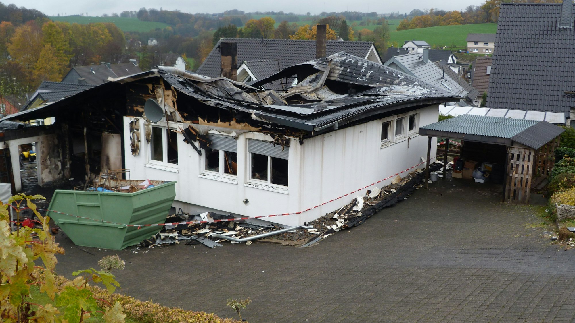 Trauriger Anblick: Das Fertighaus aus den 1970er Jahren ist nur noch eine Brandruine.