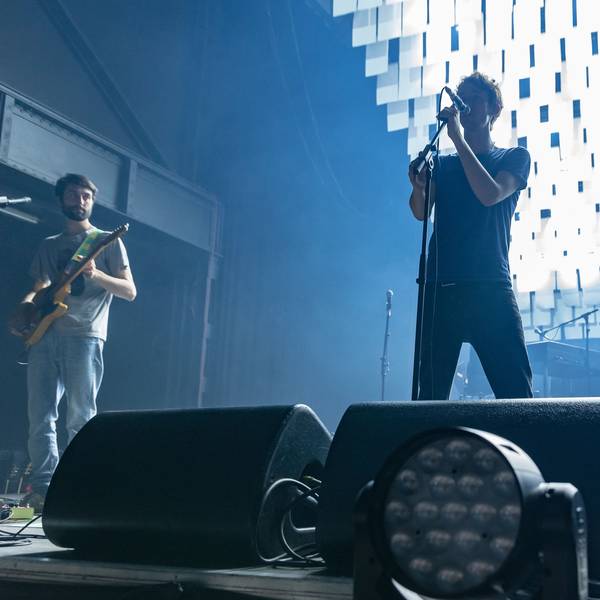 Die Band AnnenMayKantereit steht während eines Konzerts auf der Bühne des Palladiums in Köln.