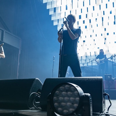 Die Band AnnenMayKantereit steht während eines Konzerts auf der Bühne des Palladiums in Köln.