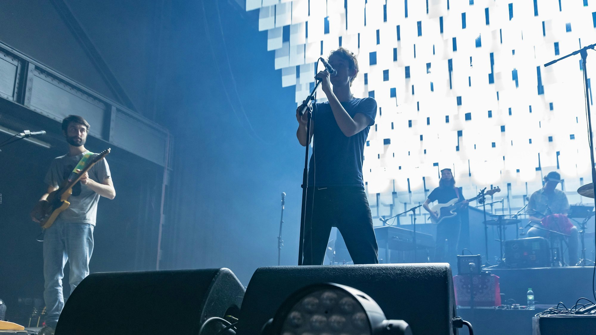 Die Band AnnenMayKantereit steht während eines Konzerts auf der Bühne des Palladiums in Köln.