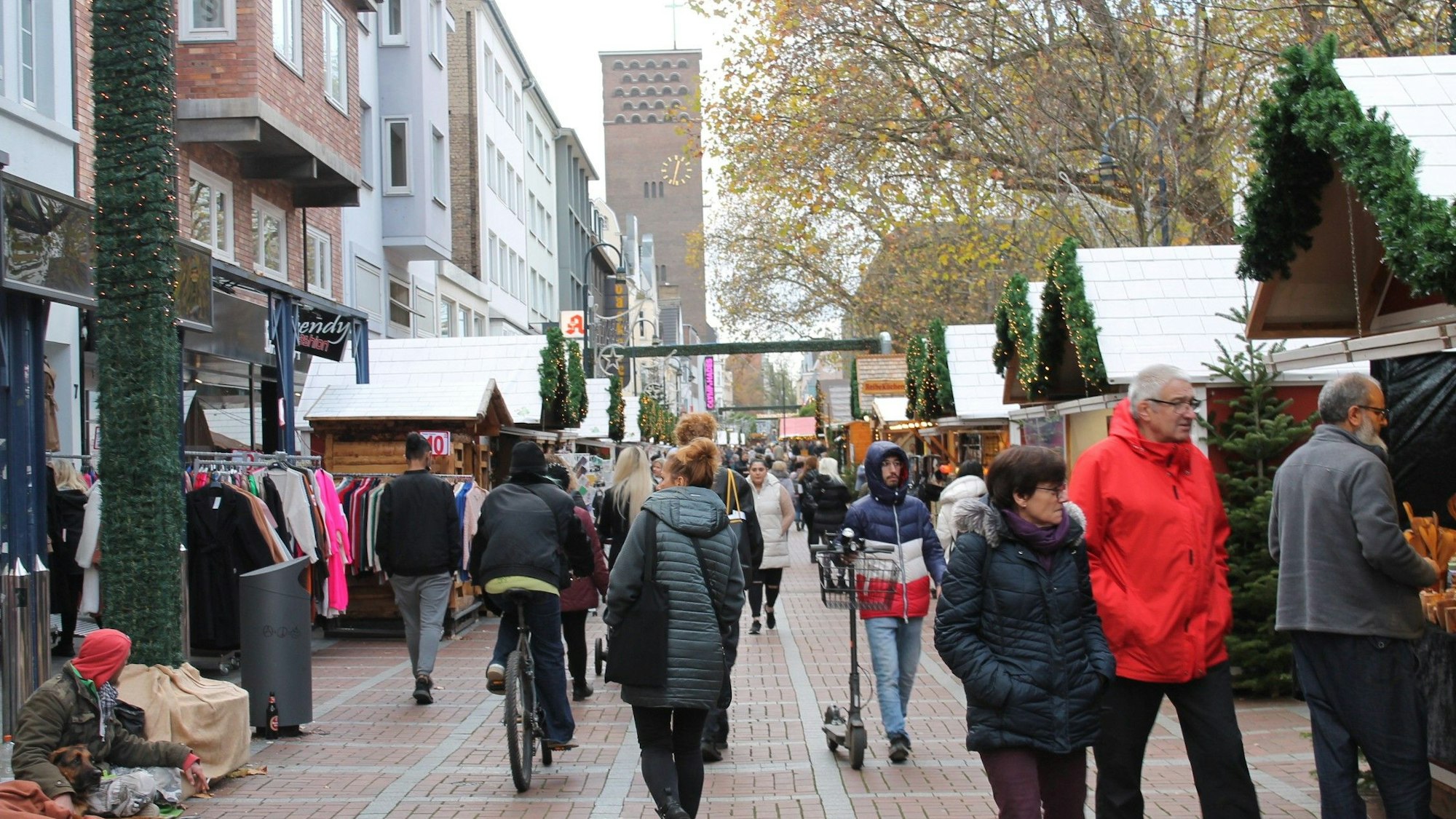 Der Christkindchenmarkt Wiesdorf mit Besuchern und vielen Buden ist in der Fußgängerzone zu sehen.
