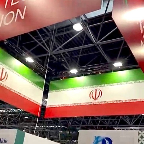 Der Stand des Irans auf der Medizinmesse in Düsseldorf fällt durch seine riesigen Iran-Flaggen auf.