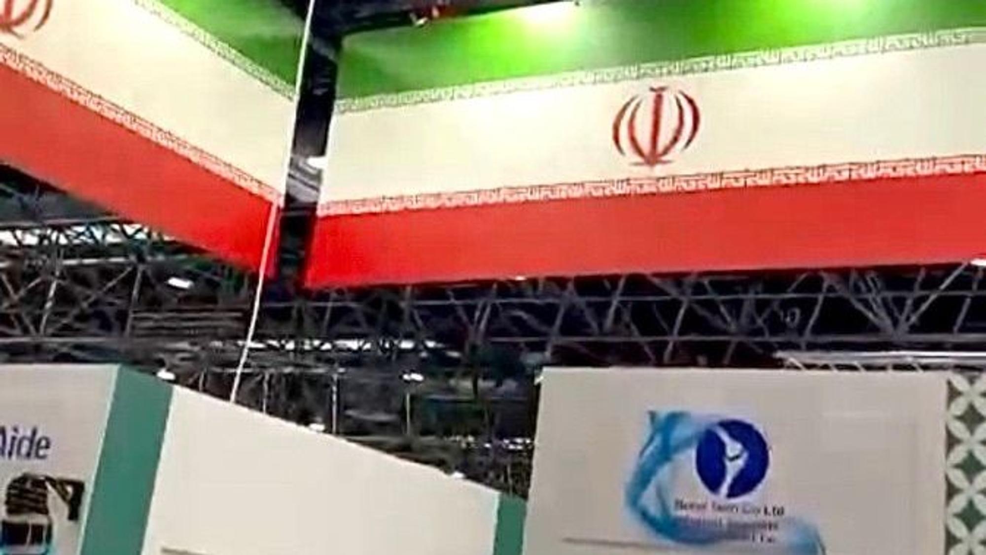 Der Stand des Irans auf der Medizinmesse in Düsseldorf fällt durch seine riesigen Iran-Flaggen auf.