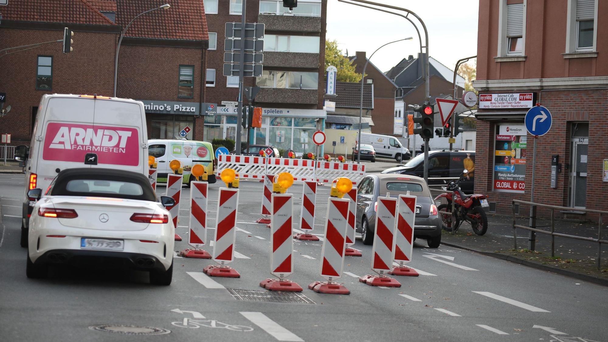 Die Einfahrt in die Kölner Waldstraße ist von der großen Kreuzung in Urbach (Frankfurter Straße/Kaiserstraße/Waldstraße) für mehrere Monate nicht möglich. Der Energieversorger Rheinenergie erneuert Stromkabel. Drei Autos stehen an einer roten Ampel. Auf dem mittleren der drei Fahrstreifen ist eine Baustelle.