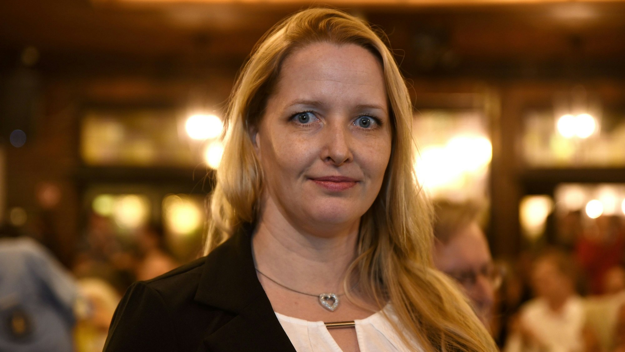 Melanie Schwartz von der Malzmühle steht im Gastraum.