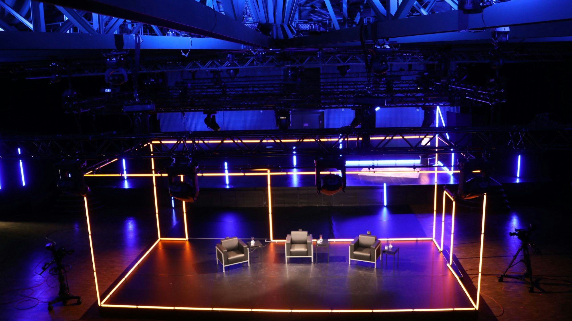 Eine Veranstaltungsbühne im Rahmen der lit.Cologne im Tanzbrunnen in Köln.