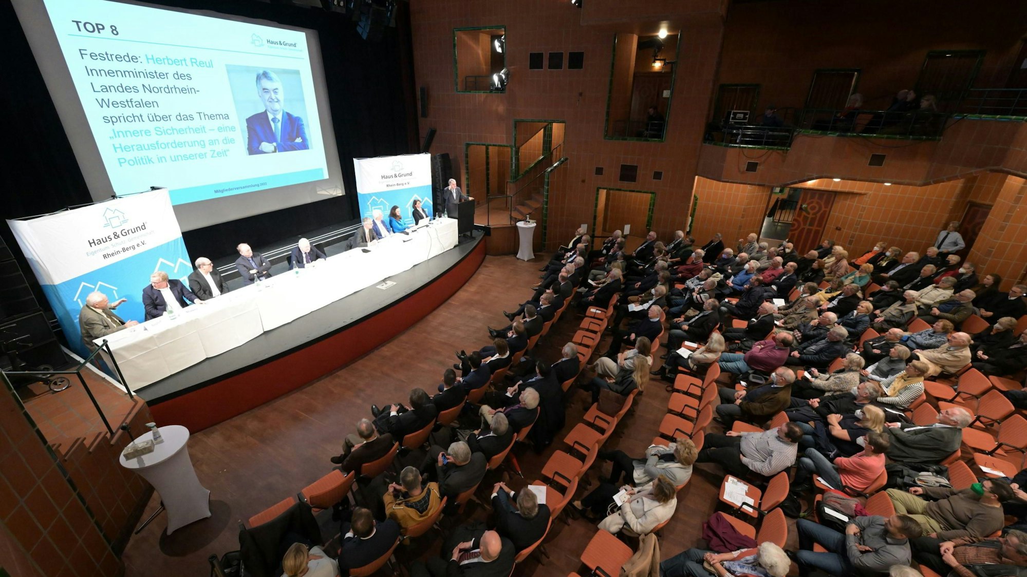 Ein Blick von oben auf die Versammlung des Vereins Haus und Grund im Bergischen Löwen in Bergisch Gladbach.