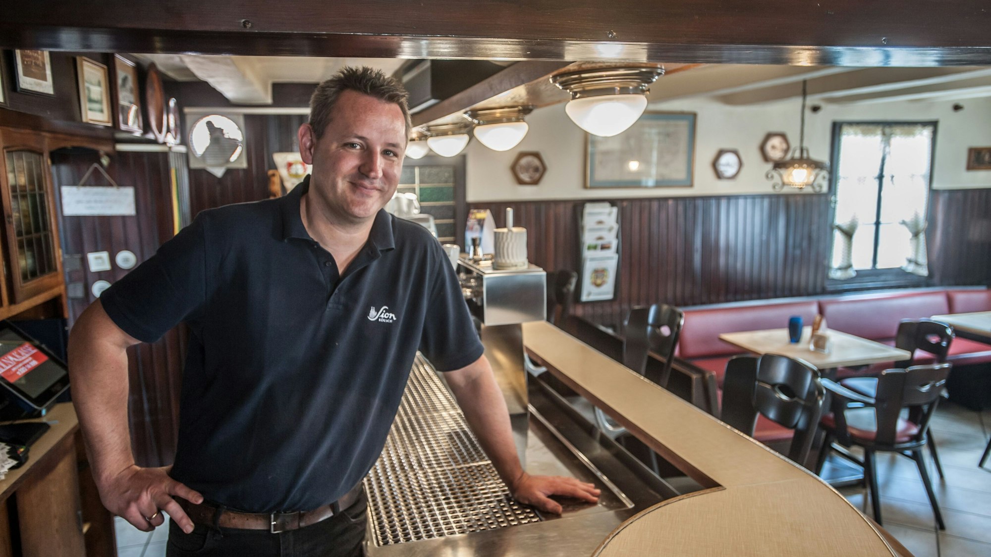 Hagen Norhausen steht in seiner Kneipe „Norhausen“ in Leverkusen hinter der Bar.
