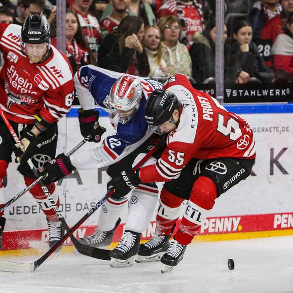 Spielsituation mit Stanislav Dietz und Carter Proft von den Kölner Haien und Oliver Mebus aus Nürnberg.